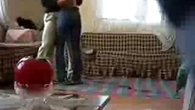 Бела домаќинка не работи дома со црнец комшија пријател другар